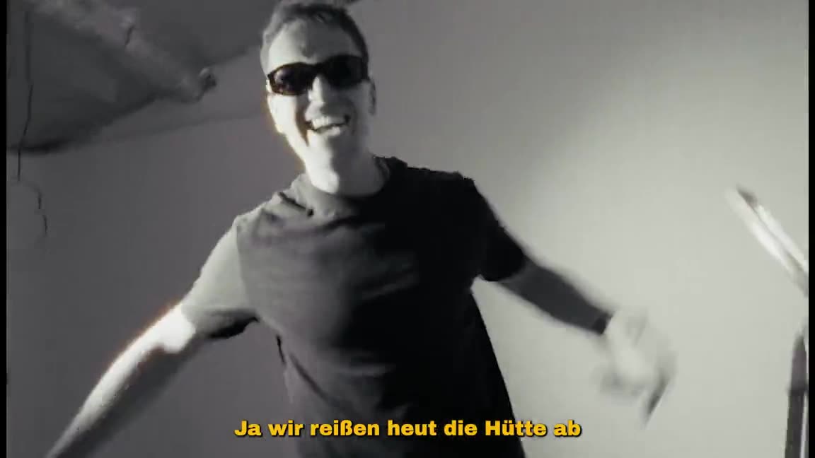 Standbild aus dem Lyrics Video