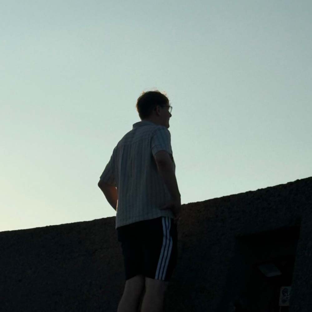Max vor einer Wand aus alten Roehrenmonitoren